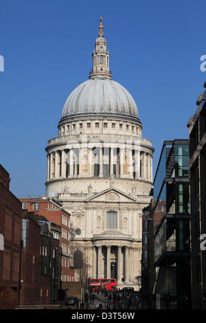 La Cattedrale di St Paul e visto dal Millennium Bridge, City of London, England, Regno Unito, GB Foto Stock