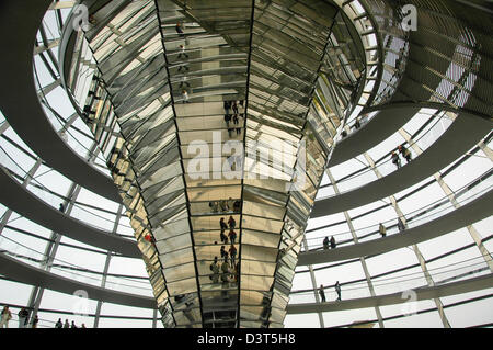 Presso il Palazzo del Reichstag a Berlino Germania, vista della cupola di vetro al di sopra di aula di discussione architetto Norman Foster Foto Stock