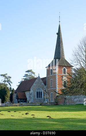 Chiesa parrocchiale di tutti i santi a Terling accanto al villaggio verde completo con mole hills Foto Stock