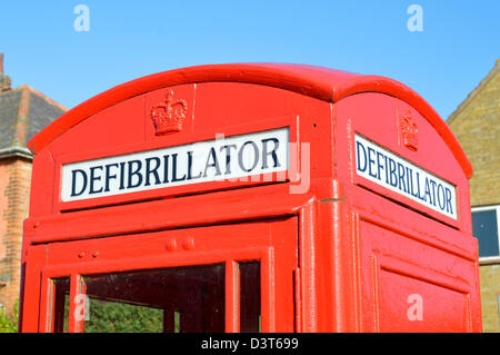 Casella telefono cambiato di segno del defibrillatore in rosso K6 chiosco telefono sotto la guida di BT e di comunità fiducia Heartbeat di carità Foto Stock