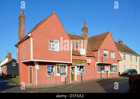 Ufficio postale e negozio di paese windows con gable end alloggio sopra Foto Stock