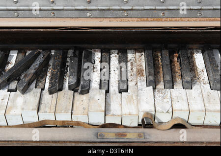Tasti di pianoforte vicino, un grunged abbandonati e tastiera rotta seduto fuori del tempo. Foto Stock