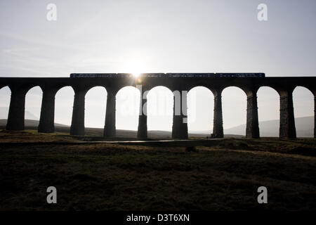 Un treno passa sul viadotto Ribblehead nel Yorkshire Dales Foto Stock