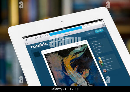 Tumblr, il social networking e il sito di microblogging, visualizzati su una quarta generazione di Apple iPad Foto Stock