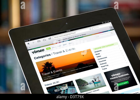 La condivisione di video di Vimeo sito web visualizzato su una quarta generazione di iPad Foto Stock