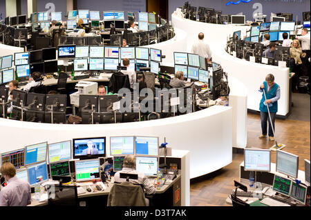 Frankfurt am Main, Germania, Aktienhaendler il trading floor della Borsa di Francoforte Foto Stock