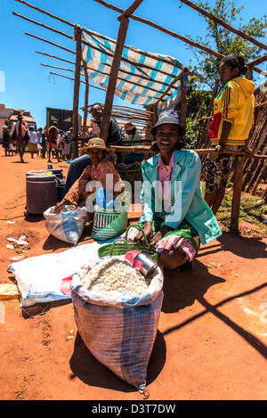 Coloratissimo mercato tradizionale Highland Madagascar Foto Stock