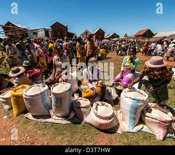 Coloratissimo mercato tradizionale Highland Madagascar Foto Stock