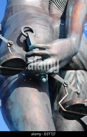 La bilancia della giustizia in Verity della mano destra di Damien Hirst Foto Stock