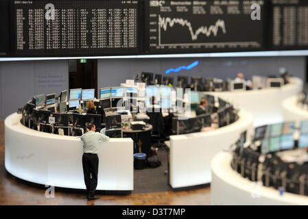 Frankfurt am Main, Germania, Aktienhaendler il trading floor della Borsa di Francoforte Foto Stock