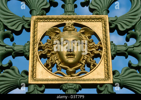 Dettaglio della faccia su i cancelli del Palazzo Reale Torino Italia Foto Stock