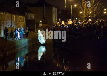 Slaithwaite, UK. Il 23 febbraio, 2013. Una folla si raduna per accogliere la luna durante il Festival Moonraking detenute nel villaggio di Slaithwaite, West Yorkshire, Regno Unito sabato 23 febbraio, 2013. Una grande lanterna di carta luna è stata fatta galleggiare lungo il canale nel centro di Slaithwaite. Il Festival Moonraking avviene in Slaithwaite una volta ogni due anni. Foto Stock