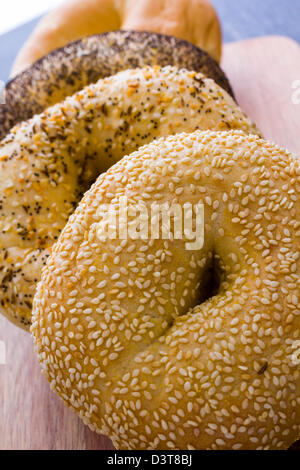 Una varietà di deliziose, pane appena sfornato, bagels. Foto Stock