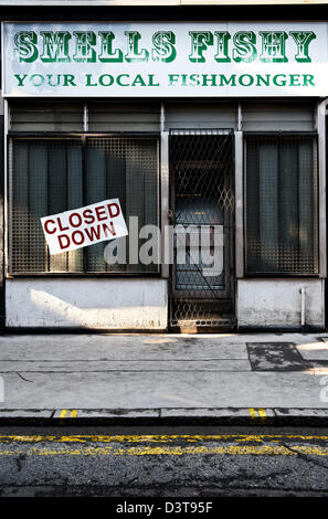 Negozio di fronte per un pescivendolo locale che ha chiuso, REGNO UNITO Foto Stock