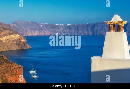 Affacciato sul pittoresco villaggio di Oía a Santorini, Grecia 300 gradini di Ammoudi Pier Foto Stock