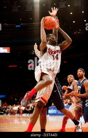 New York, New York, Stati Uniti 24 Febbraio, 2013. San Giovanni in avanti JaKarr Sapson (14) fa spostare il cestello nella prima metà durante la grande azione Est tra il San Giovanni di Red Storm e il Pittsburgh Panthers al Madison Square Garden di New York City. Pittsburgh sconfitto San Giovanni 63-47. Foto Stock