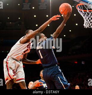 New York, New York, Stati Uniti 24 Febbraio, 2013. Pitt la guardia vassoio Woodall (1) riceve da San Giovanni di avanti JaKarr Sapson (14) per due dei suoi 25 punti nella seconda metà durante la grande azione Est tra il San Giovanni di Red Storm e il Pittsburgh Panthers al Madison Square Garden di New York City. Pittsburgh sconfitto San Giovanni 63-47. Foto Stock