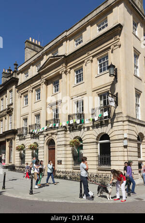 La Lloyds TSB Bank su Milsom street Bath. La costruzione risale alla fine del XVIII secolo, rimaneggiata nel XIX e XX secolo Foto Stock