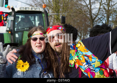 Un uomo e una donna vestita come hippies celebrare Karneval in Rheindahlen, Nordrhein Westfalen, Germania. Foto Stock