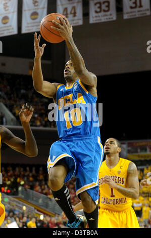 Los Angeles, California, Stati Uniti 24 Febbraio, 2013. UCLA Bruins guard Larry Drew II (10) va per un laico nella prima metà del NCAA pallacanestro tra l'USC Trojans e la UCLA Bruins al Galen Center di Los Angeles, CA. David cofano/CSM. Foto Stock