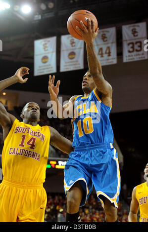 Los Angeles, California, Stati Uniti 24 Febbraio, 2013. UCLA Bruins guard Larry Drew II (10) va per un laico nella prima metà del NCAA pallacanestro tra l'USC Trojans e la UCLA Bruins al Galen Center di Los Angeles, CA. David cofano/CSM. Foto Stock