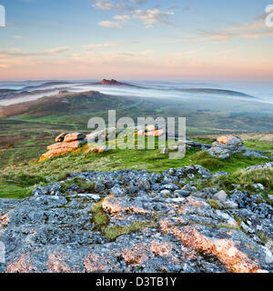 Rippon tor guardando verso haytor nella nebbia Foto Stock