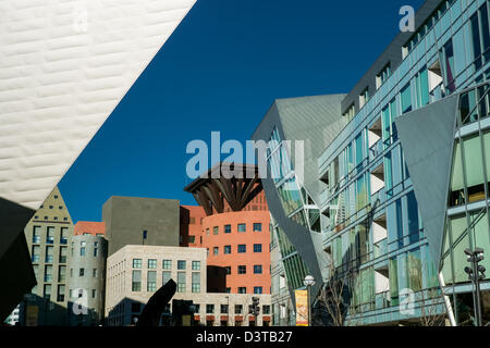 Immagine dal cortile del Denver Art Museum Frederic C. Hamilton ala prospiciente il Denver Public Library Foto Stock