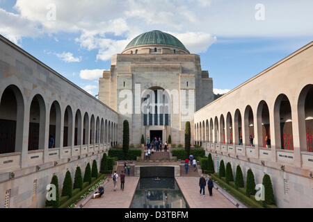 Il cortile commemorativa presso l'Australian War Memorial. Canberra, Australian Capital Territory, Australia Foto Stock