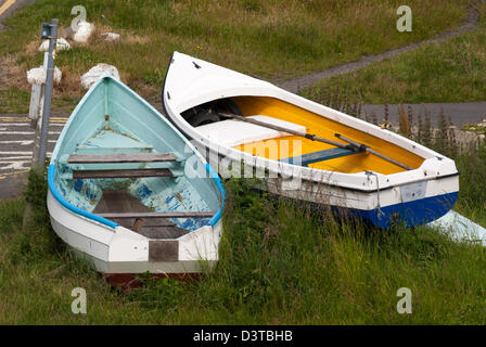 Barche da pesca trainato fino al porto di Craster, Northumberland Foto Stock