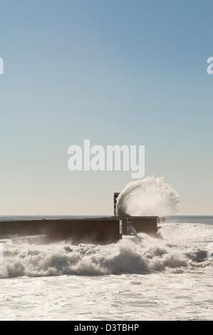 Mare mosso nel molo di Felgueiras, lungo il fiume Douro, bocca di Porto, Portogallo Foto Stock