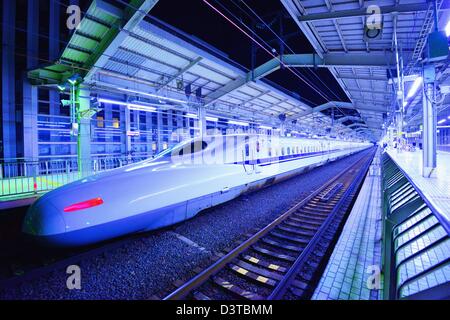 Una il treno superveloce Nozomi nella stazione di Kyoto, Kyoto, Giappone. Foto Stock