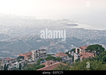 Una vista della città libanese e il quartiere del porto di Beirut come visto dalla città di Beit Meri nelle montagne sopra. Foto Stock