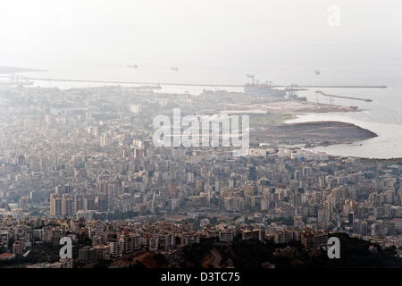 Una vista aerea delle navi che entrano in un porto libanese mediterraneo di Beirut, in Libano. Foto Stock