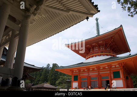 Adoratori di entrare Konpon Daito grande Stupa, central pagoda in Danjo Garan del tempio Kongobuji a Koyasan (Mount Koya) in Giappone Foto Stock