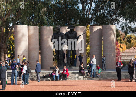 Le persone si radunano davanti all Esercito Australiano memorial di Anzac Day commemorazioni. Canberra, Australian Capital Territory (ACT), un Foto Stock