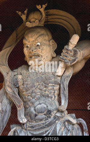 Guardia di legno statua all'interno di Daimon o grande porta, cancello principale di Koyasan (Mount Koya) tempio complesso in Wakayama, Giappone. Foto Stock