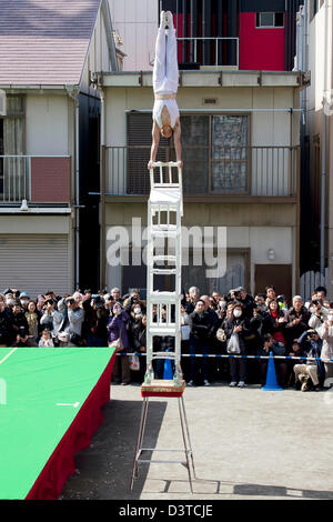 Kanagawa, Giappone. Il 23 febbraio, 2013. Acrobat mostra performance per il Festival della Primavera Cinese a China Town a Yokohama. Festival Cinese della Primavera, anche chiamato 'Il nuovo anno lunare", è il più importante festival per il popolo cinese che ha più di 4000 anni di storia. Il Festival di Primavera porta Leone danza, performance di danza, canzoni, acrobazie e altri cinese tradizionale attrazioni a Yokohama China Town. L'evento è da febbraio 10 a 24. (Foto di Rodrigo Reyes Marin/AFLO/Alamy Live News) Foto Stock