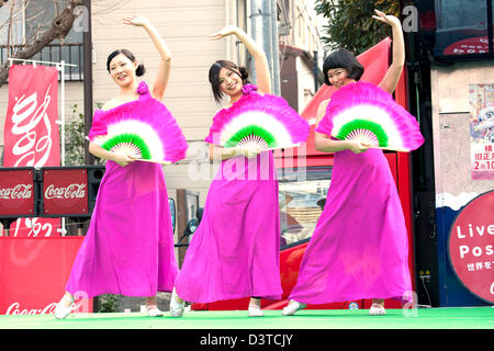 Kanagawa, Giappone. Il 23 febbraio, 2013. Le ragazze giovani mostrano una tradizionale danza cinese al Festival Cinese della Primavera a Yokohama. Festival Cinese della Primavera, anche chiamato 'Il nuovo anno lunare", è il più importante festival per il popolo cinese che ha più di 4000 anni di storia. Il Festival di Primavera porta Leone danza, performance di danza, canzoni, acrobazie e altri cinese tradizionale attrazioni a Yokohama China Town. L'evento è da febbraio 10 a 24. (Foto di Rodrigo Reyes Marin/AFLO/Alamy Live News) Foto Stock