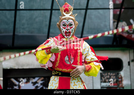 Kanagawa, Giappone. Il 23 febbraio, 2013. Un uomo compie un Cinese Tradizionale Opera a China Town a Yokohama. Festival Cinese della Primavera, anche chiamato 'Il nuovo anno lunare", è il più importante festival per il popolo cinese che ha più di 4000 anni di storia. Il Festival di Primavera porta Leone danza, performance di danza, canzoni, acrobazie e altri cinese tradizionale attrazioni a Yokohama China Town. L'evento è da febbraio 10 a 24. (Foto di Rodrigo Reyes Marin/AFLO/Alamy Live News) Foto Stock