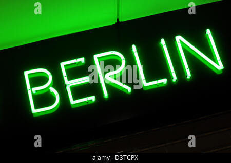 Berlino, Germania, segnale illuminato con la parola Berlin Foto Stock