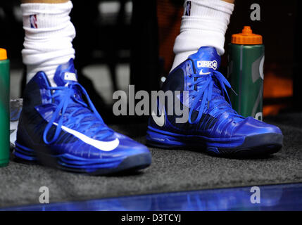 Dallas, Texas, Stati Uniti d'America. 24 Febbraio, 2013. Dallas Mavericks  avanti potenza Dirk Nowitzki #41 blue scarpe Nike durante un gioco NBA tra  i Los Angeles Lakers e Dallas Mavericks presso l'American