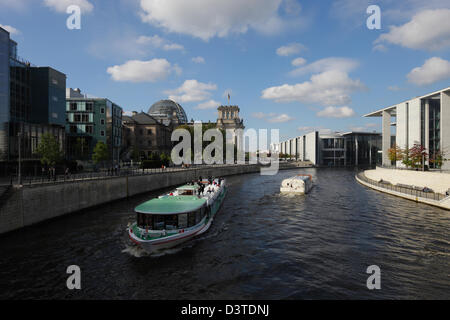 Berlino, Germania, le navi da passeggeri sul fiume Sprea, nel quartiere del governo Foto Stock