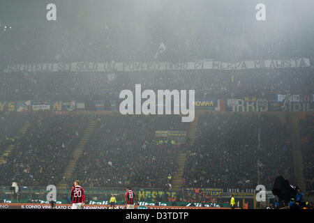 Milano tifosi, febbraio 24, 2013 - Calcio : Italiano 'Serie A' match tra Inter e Milan 1-1 AC Milan allo Stadio Giuseppe Meazza di Milano, Italia. (Foto di Maurizio Borsari/AFLO) Foto Stock