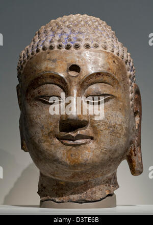 Testa della scultura di Buddha closeup - Cina settentrionale della dinastia Qi Foto Stock