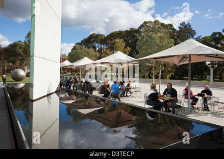 La gente di relax presso la Street Cafe presso la Galleria Nazionale dell'Australia. Canberra, Australian Capital Territory (ACT), Australia Foto Stock