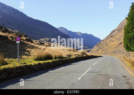 Strada vuota verso il basso nel Bwlch Llanberis passare da Pen-y-Pass nel Parco Nazionale di Snowdonia, Gwynedd, il Galles del Nord, Regno Unito, Gran Bretagna Foto Stock