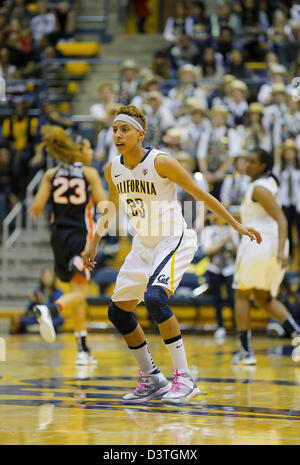 Febbraio 23, 2013 - Berkeley, CA, Stati Uniti d'America - 24 febbraio 2013 durante il NCAA Womens Gioco di basket tra Oregon State University castori vs California Golden Bears,23 G Layshia Clarendon di Cal per la difesa a Hass Pavilion Berkeley Calif Foto Stock