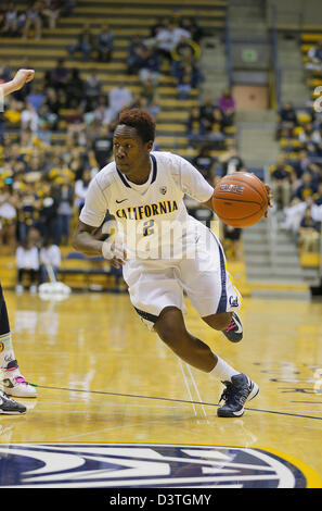 Febbraio 23, 2013 - Berkeley, CA, Stati Uniti d'America - 24 febbraio 2013 durante il NCAA Womens Gioco di basket tra Oregon State University castori vs California Golden Bears,2 Afure Jemerigbe di Cal rigidi per la linea di base alla Hass Pavilion Berkeley Calif Foto Stock