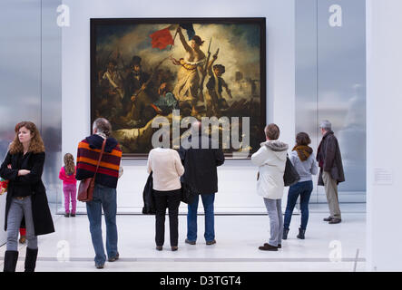 La libertà che guida il popolo di Eugène Delacroix, raffigurante la rivoluzione di luglio del 1830, alla galleria Louvre Lens, Francia settentrionale Foto Stock