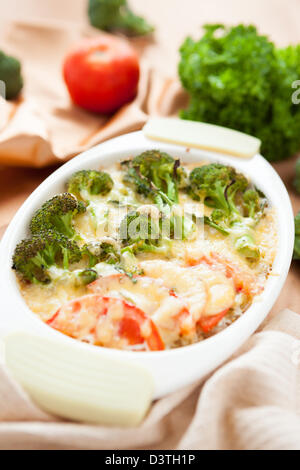 Budino di verdure con broccoli e pomodori, cibo closeup Foto Stock